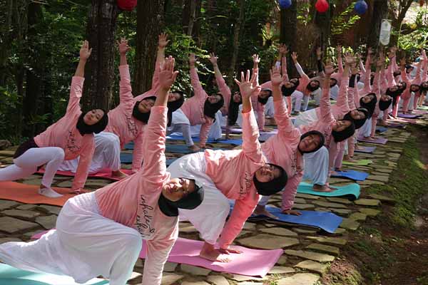 Kelas Yoga Gratis di Taman Kota Diserbu Warga