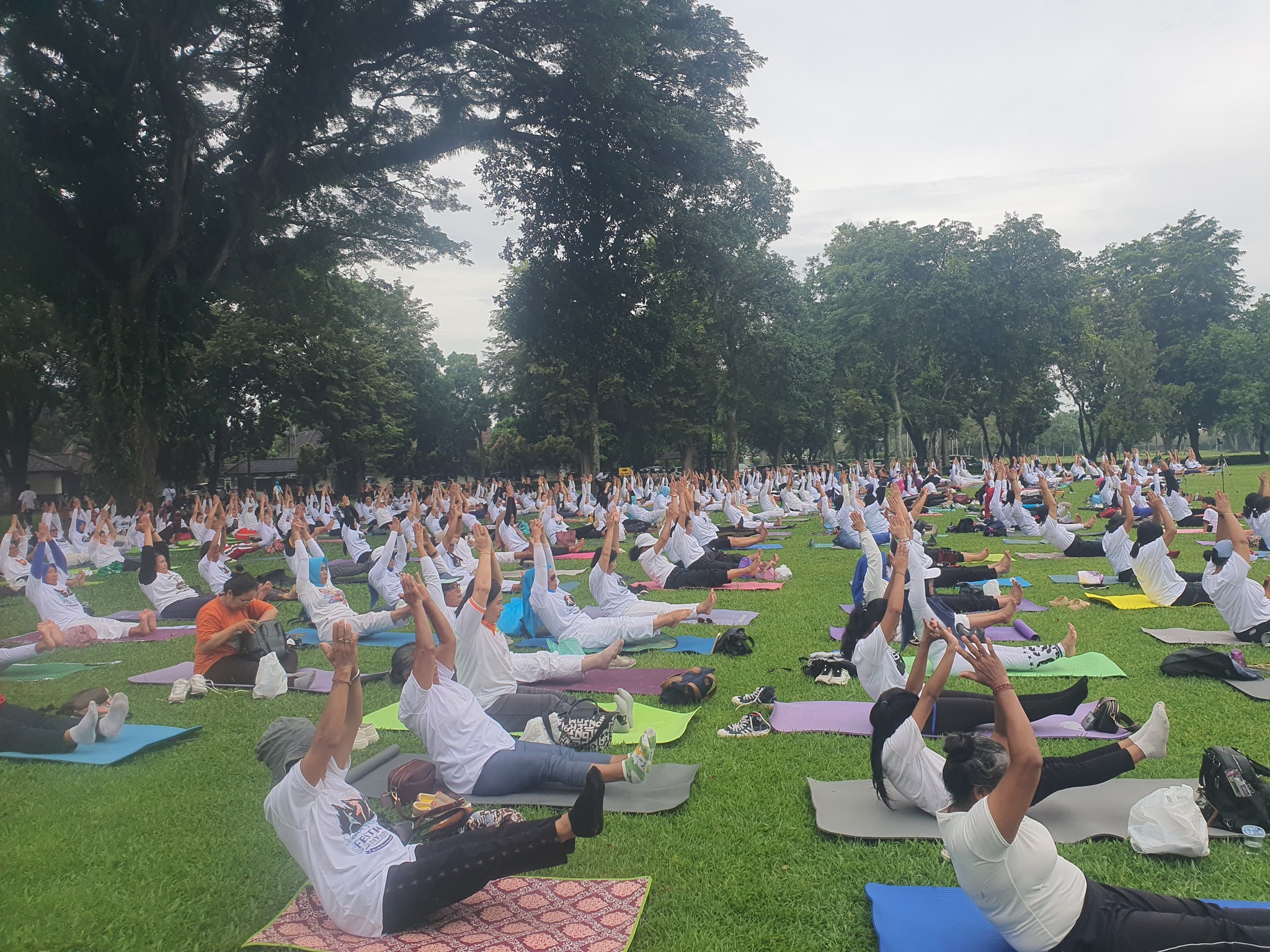 Senam Yoga Massal Warnai Hari Lingkungan Hidup